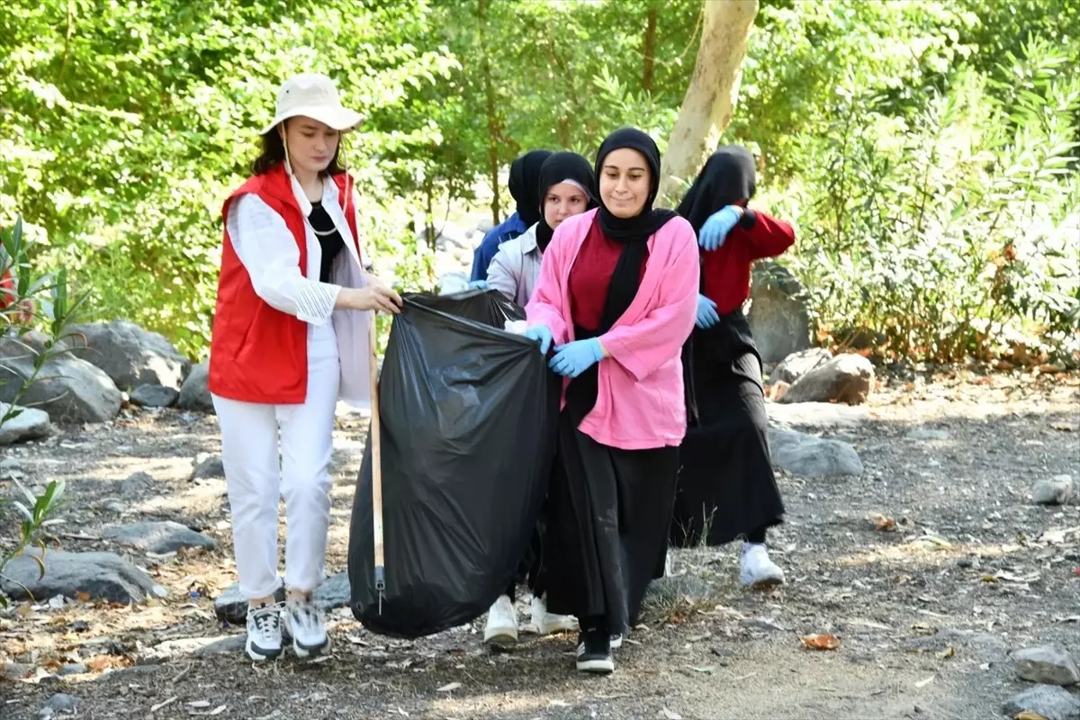 Osmaniye’de Gençler Çevre Temizliği Yaptı